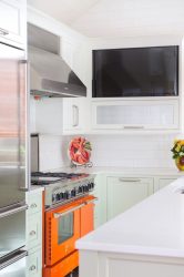 Prateleira de TV na parede (295+ fotos): nuances de design (articulada, canto, vidro)