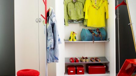 Hall de entrada com prateleiras para sapatos e roupas As mãos: 125 + opções de foto (com um assento, com um cabide, com um banquinho e não só)