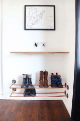 Hall de entrada com prateleiras para sapatos e roupas As mãos: 125 + opções de foto (com um assento, com um cabide, com um banquinho e não só)