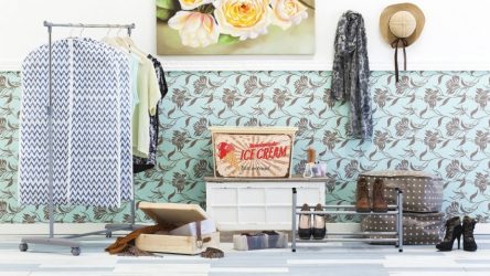 Hall de entrada com prateleiras para sapatos e roupas As mãos: 125 + opções de foto (com um assento, com um cabide, com um banquinho e não só)