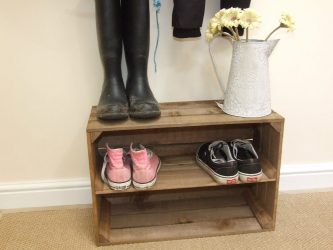 Hall de entrada com prateleiras para sapatos e roupas As mãos: 125 + opções de foto (com um assento, com um cabide, com um banquinho e não só)