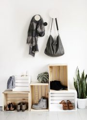 Hall de entrada com prateleiras para sapatos e roupas As mãos: 125 + opções de foto (com um assento, com um cabide, com um banquinho e não só)