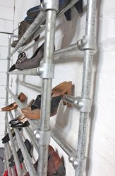 Hall de entrada com prateleiras para sapatos e roupas As mãos: 125 + opções de foto (com um assento, com um cabide, com um banquinho e não só)