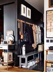 Hall de entrada com prateleiras para sapatos e roupas As mãos: 125 + opções de foto (com um assento, com um cabide, com um banquinho e não só)