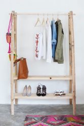 Hall de entrada com prateleiras para sapatos e roupas As mãos: 125 + opções de foto (com um assento, com um cabide, com um banquinho e não só)