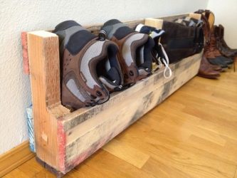Hall de entrada com prateleiras para sapatos e roupas As mãos: 125 + opções de foto (com um assento, com um cabide, com um banquinho e não só)