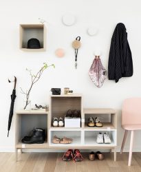 Hall de entrada com prateleiras para sapatos e roupas As mãos: 125 + opções de foto (com um assento, com um cabide, com um banquinho e não só)