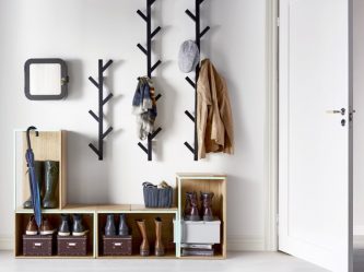 Hall de entrada com prateleiras para sapatos e roupas As mãos: 125 + opções de foto (com um assento, com um cabide, com um banquinho e não só)