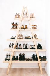 Hall de entrada com prateleiras para sapatos e roupas As mãos: 125 + opções de foto (com um assento, com um cabide, com um banquinho e não só)