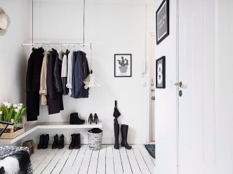 Hall de entrada com prateleiras para sapatos e roupas As mãos: 125 + opções de foto (com um assento, com um cabide, com um banquinho e não só)