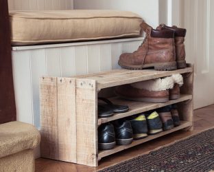 Hall de entrada com prateleiras para sapatos e roupas As mãos: 125 + opções de foto (com um assento, com um cabide, com um banquinho e não só)