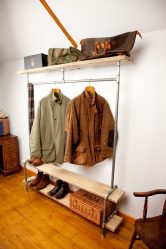 Hall de entrada com prateleiras para sapatos e roupas As mãos: 125 + opções de foto (com um assento, com um cabide, com um banquinho e não só)