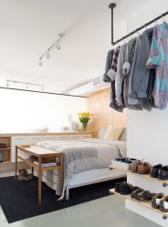 Hall de entrada com prateleiras para sapatos e roupas As mãos: 125 + opções de foto (com um assento, com um cabide, com um banquinho e não só)