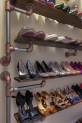 Hall de entrada com prateleiras para sapatos e roupas As mãos: 125 + opções de foto (com um assento, com um cabide, com uma banqueta e não só)