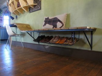 Hall de entrada com prateleiras para sapatos e roupas As mãos: 125 + opções de foto (com um assento, com um cabide, com uma banqueta e não só)