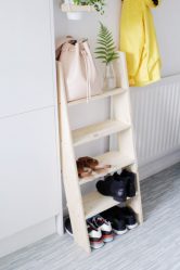 Hall de entrada com prateleiras para sapatos e roupas As mãos: 125 + opções de foto (com um assento, com um cabide, com uma banqueta e não só)
