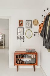 Hall de entrada com prateleiras para sapatos e roupas As mãos: 125 + opções de foto (com um assento, com um cabide, com uma banqueta e não só)