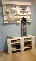 Hall de entrada com prateleiras para sapatos e roupas As mãos: 125 + opções de foto (com um assento, com um cabide, com uma banqueta e não só)