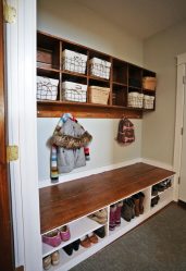 Hall de entrada com prateleiras para sapatos e roupas As mãos: 125 + opções de foto (com um assento, com um cabide, com uma banqueta e não só)