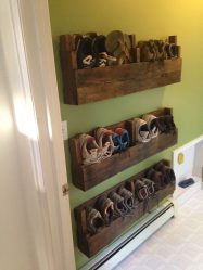 Hall de entrada com prateleiras para sapatos e roupas As mãos: 125 + opções de foto (com um assento, com um cabide, com uma banqueta e não só)