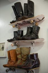 Hall de entrada com prateleiras para sapatos e roupas As mãos: 125 + opções de foto (com um assento, com um cabide, com uma banqueta e não só)