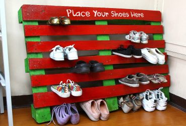 Hall de entrada com prateleiras para sapatos e roupas As mãos: 125 + opções de foto (com um assento, com um cabide, com uma banqueta e não só)
