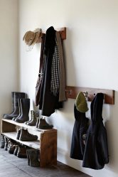Hall de entrada com prateleiras para sapatos e roupas As mãos: 125 + opções de foto (com um assento, com um cabide, com uma banqueta e não só)