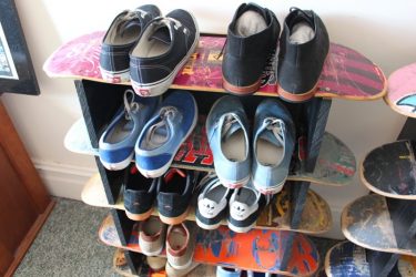 Hall de entrada com prateleiras para sapatos e roupas As mãos: 125 + opções de foto (com um assento, com um cabide, com uma banqueta e não só)