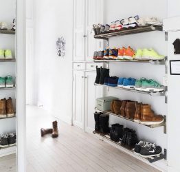 Hall de entrada com prateleiras para sapatos e roupas As mãos: 125 + opções de foto (com um assento, com um cabide, com uma banqueta e não só)