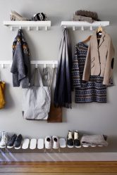 Hall de entrada com prateleiras para sapatos e roupas As mãos: 125 + opções de foto (com um assento, com um cabide, com uma banqueta e não só)