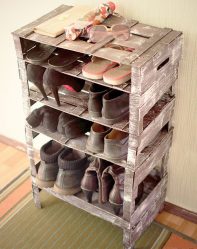 Hall de entrada com prateleiras para sapatos e roupas As mãos: 125 + opções de foto (com um assento, com um cabide, com uma banqueta e não só)
