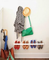 Hall de entrada com prateleiras para sapatos e roupas As mãos: 125 + opções de foto (com um assento, com um cabide, com uma banqueta e não só)
