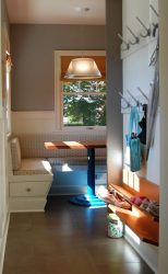 Hall de entrada com prateleiras para sapatos e roupas As mãos: 125 + opções de foto (com um assento, com um cabide, com uma banqueta e não só)