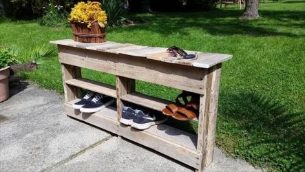 Hall de entrada com prateleiras para sapatos e roupas As mãos: 125 + opções de foto (com um assento, com um cabide, com uma banqueta e não só)
