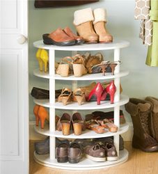 Hall de entrada com prateleiras para sapatos e roupas As mãos: 125 + opções de foto (com um assento, com um cabide, com uma banqueta e não só)