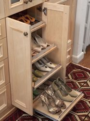 Hall de entrada com prateleiras para sapatos e roupas As mãos: 125 + opções de foto (com um assento, com um cabide, com uma banqueta e não só)