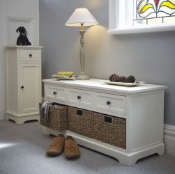 Hall de entrada com prateleiras para sapatos e roupas As mãos: 125 + opções de foto (com um assento, com um cabide, com uma banqueta e não só)