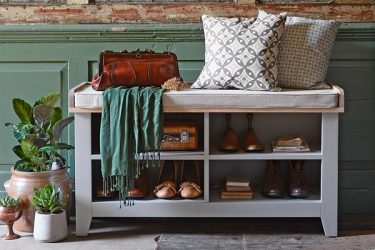 Hall de entrada com prateleiras para sapatos e roupas As mãos: 125 + opções de foto (com um assento, com um cabide, com uma banqueta e não só)