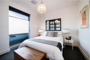 Como escolher e pendurar cortinas nas janelas de plástico e madeira? 220+ (fotos) no interior da cozinha, quarto, varanda