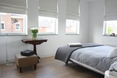 Como escolher e pendurar cortinas nas janelas de plástico e madeira? 220+ (fotos) no interior da cozinha, quarto, varanda