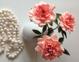 Rosas grandes e pequenas de Foamiran: 150+ (foto) com instruções passo a passo. 7 master classes detalhadas para iniciantes