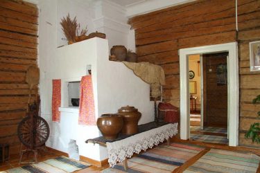 A simbiose do presente e do passado! Fogões originais russos no interior das casas