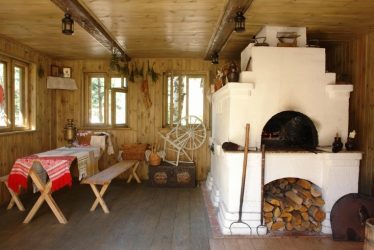 A simbiose do presente e do passado! Fogões originais russos no interior das casas