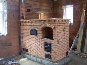 A simbiose do presente e do passado! Fogões originais russos no interior das casas