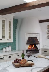 A simbiose do presente e do passado! Fogões originais russos no interior das casas