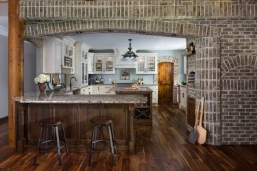 A simbiose do presente e do passado! Fogões originais russos no interior das casas