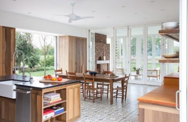 A simbiose do presente e do passado! Fogões originais russos no interior das casas