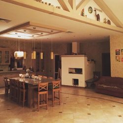 A simbiose do presente e do passado! Fogões originais russos no interior das casas