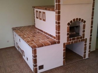 A simbiose do presente e do passado! Fogões originais russos no interior das casas