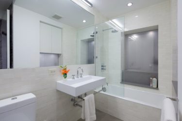 A escolha de cortinas no banheiro: 175+ (foto) para o seu design (tecido, plástico, vidro)